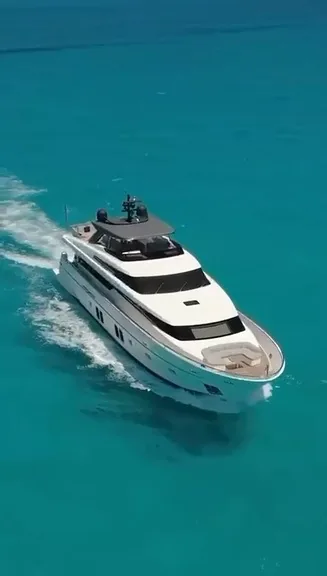 El Sanlorenzo SL 96 navegando frente a la costa de Cancún