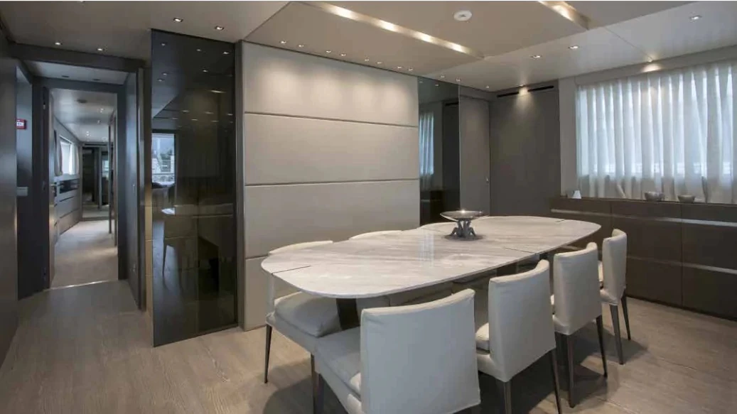 Comedor interior del SL 96 puesto para doce