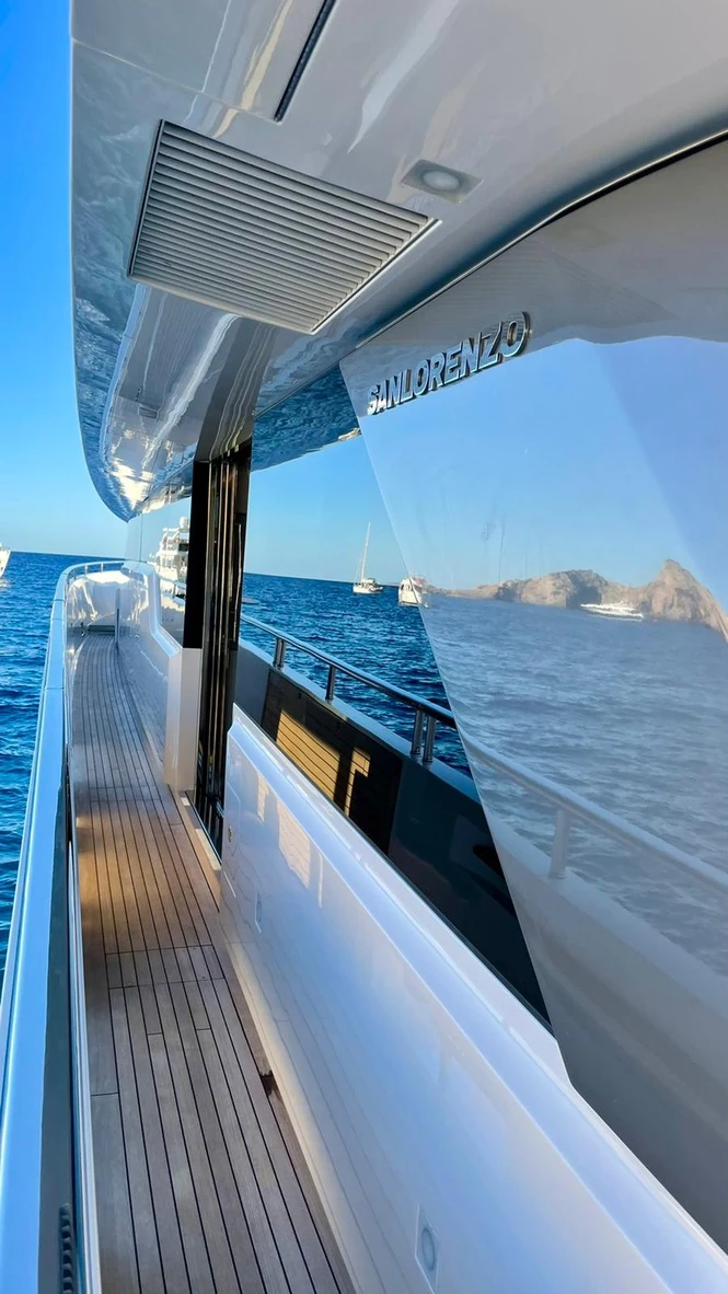 El SL 96 fondeado al anochecer frente a Isla Mujeres