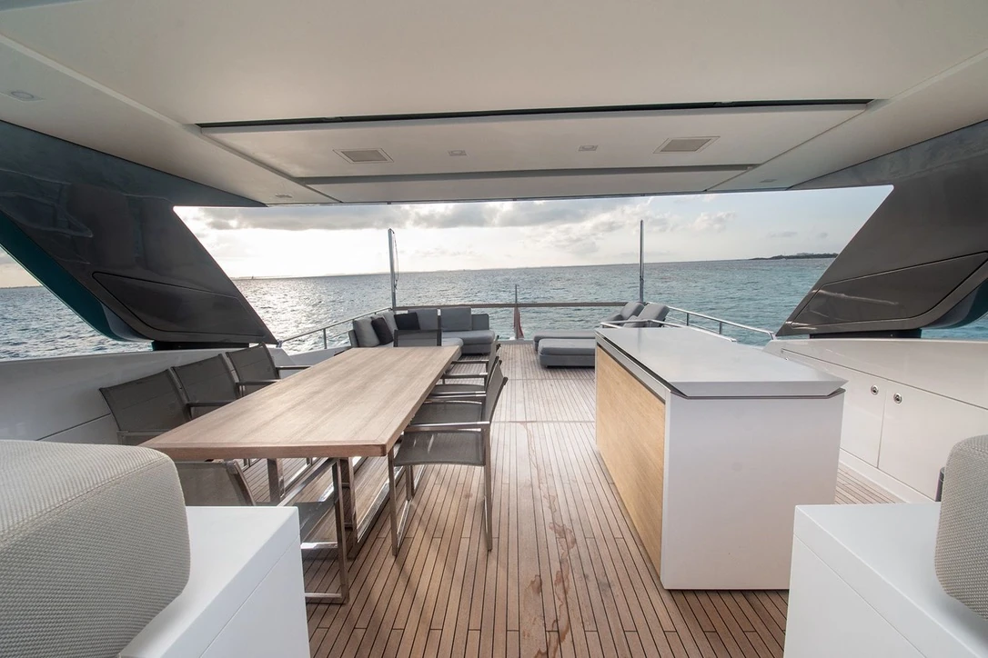 Flybridge del SL 96 con solárium, jacuzzi y barra
