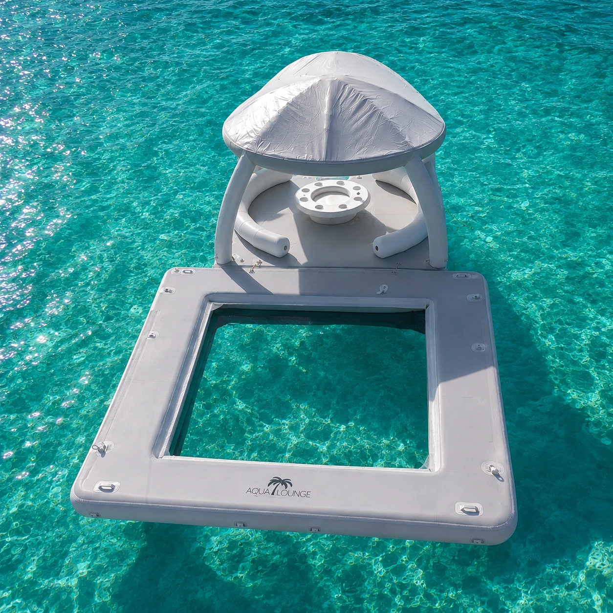 Isla flotante, paddle y equipo de snorkel en el agua